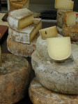 Käse Markt in Basel. Bild von Alex Anlicker: http://commons.wikimedia.org/wiki/File:Cheese_market_Basel.jpg